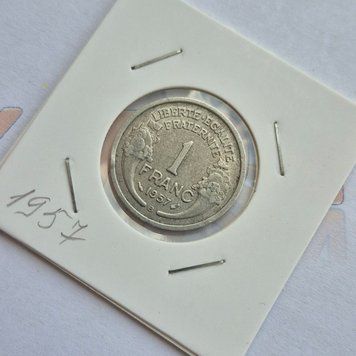Монета Франції 1 франк 1957 року, мітка монетного двоору: "В" - Бомон-ле-Роже fr_1f_1957 фото