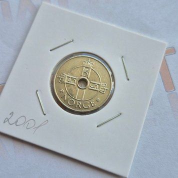 Монета Норвегії 1 крона 2001 року, без мітки "Зірка" праворуч від ініціалів "JJE" під короною no_1К_2001 фото